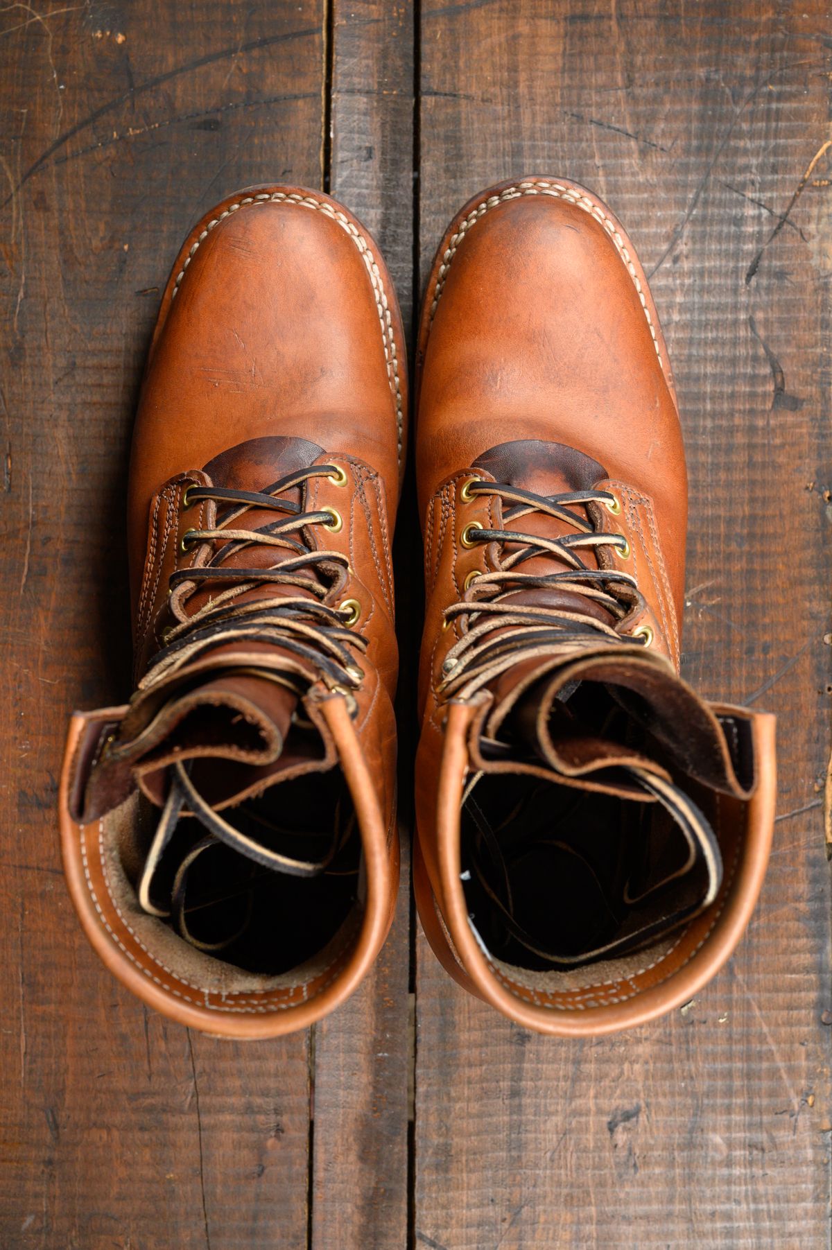 Photo by CarmineJackLeather on January 3, 2024 of the Frank's Boots Wilshire in J&FJ Baker Natural Oak Bark Tanned Harness.