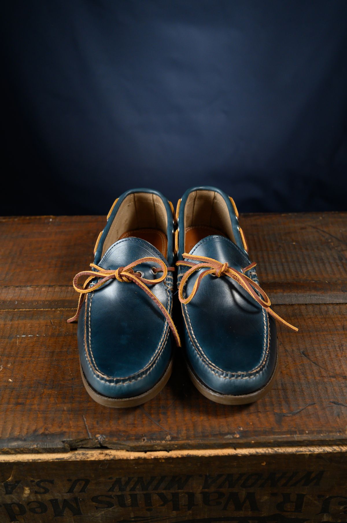 Photo by CarmineJackLeather on October 1, 2023 of the Oak Street Bootmakers Camp Moc in Horween Navy Chromexcel.