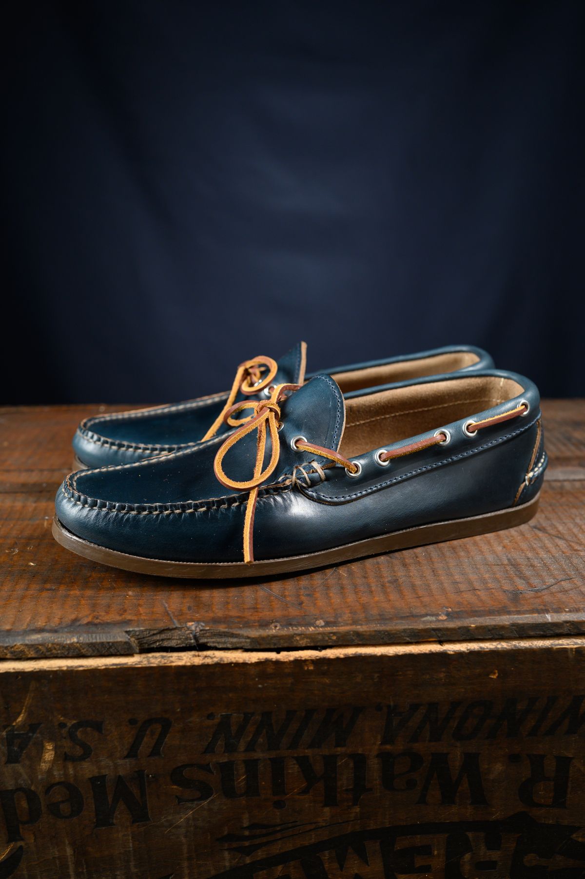 Photo by CarmineJackLeather on October 1, 2023 of the Oak Street Bootmakers Camp Moc in Horween Navy Chromexcel.