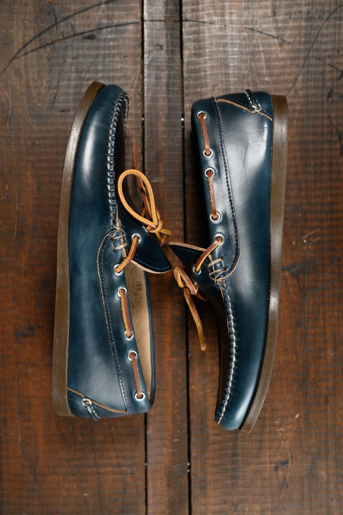 Photo by CarmineJackLeather on October 1, 2023 of the Oak Street Bootmakers Camp Moc in Horween Navy Chromexcel.