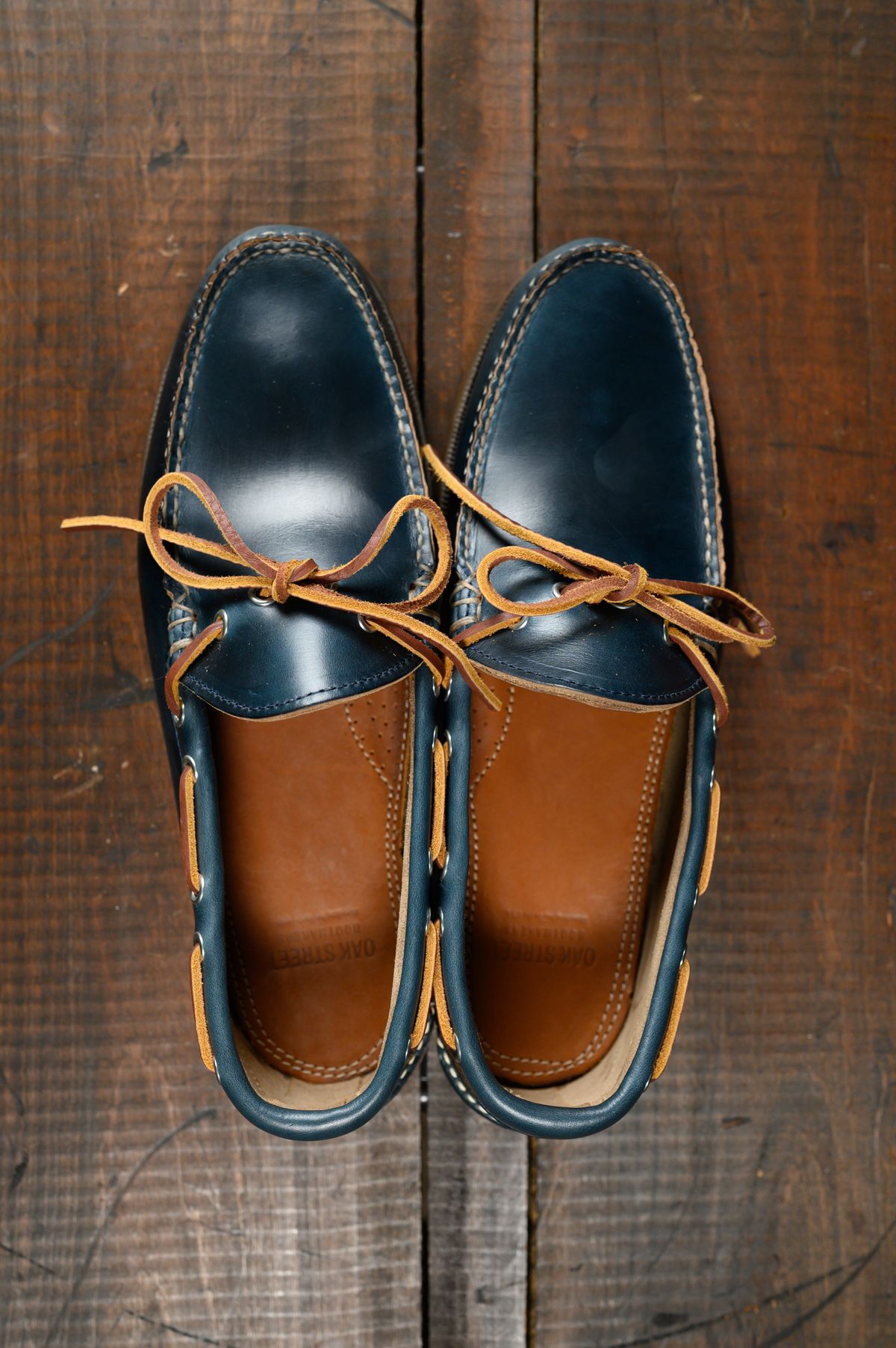 Photo by CarmineJackLeather on October 1, 2023 of the Oak Street Bootmakers Camp Moc in Horween Navy Chromexcel.