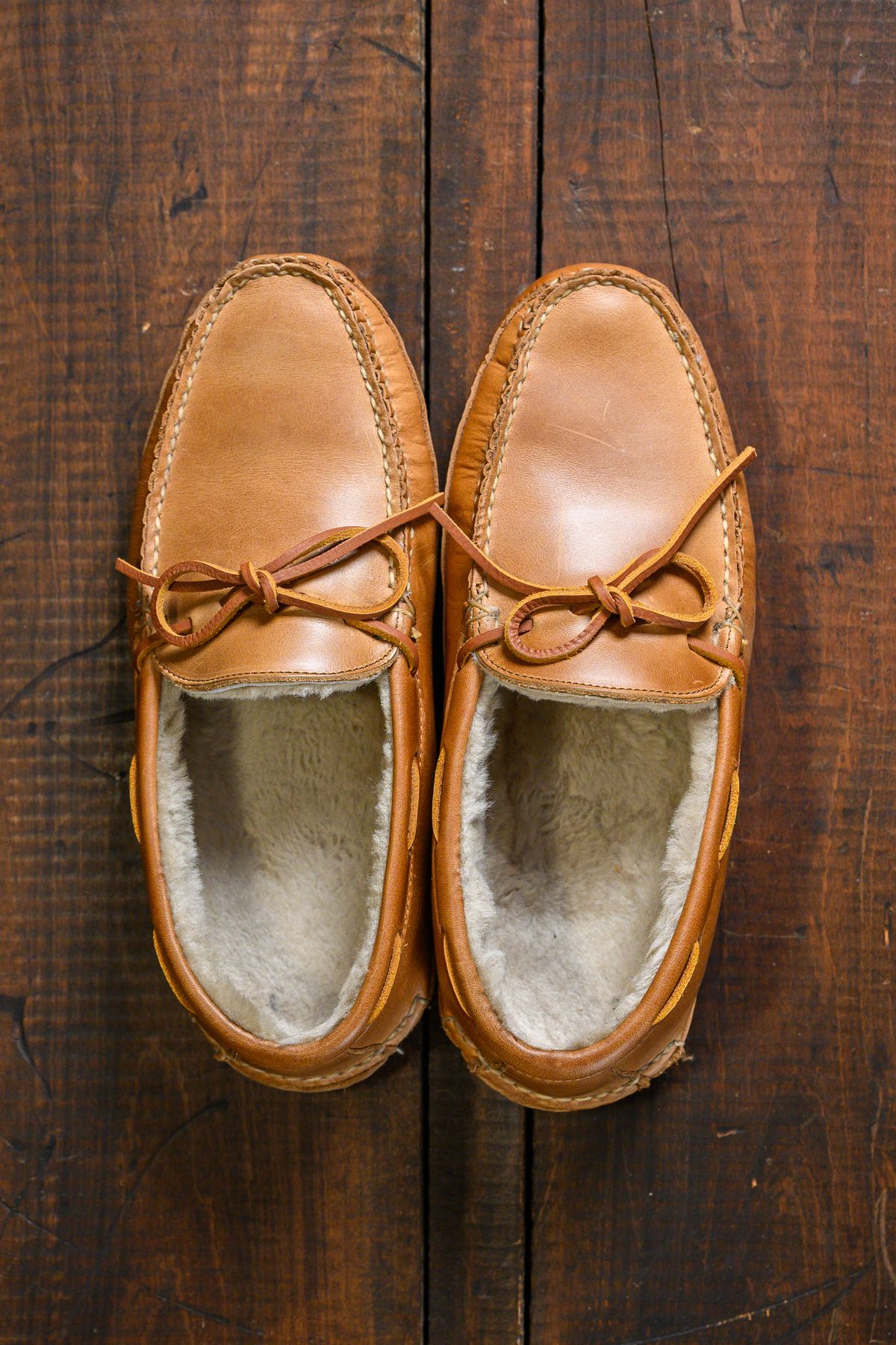 Photo by CarmineJackLeather on November 5, 2024 of the Oak Street Bootmakers Shearling House Moc in Horween Natural Chromexcel.