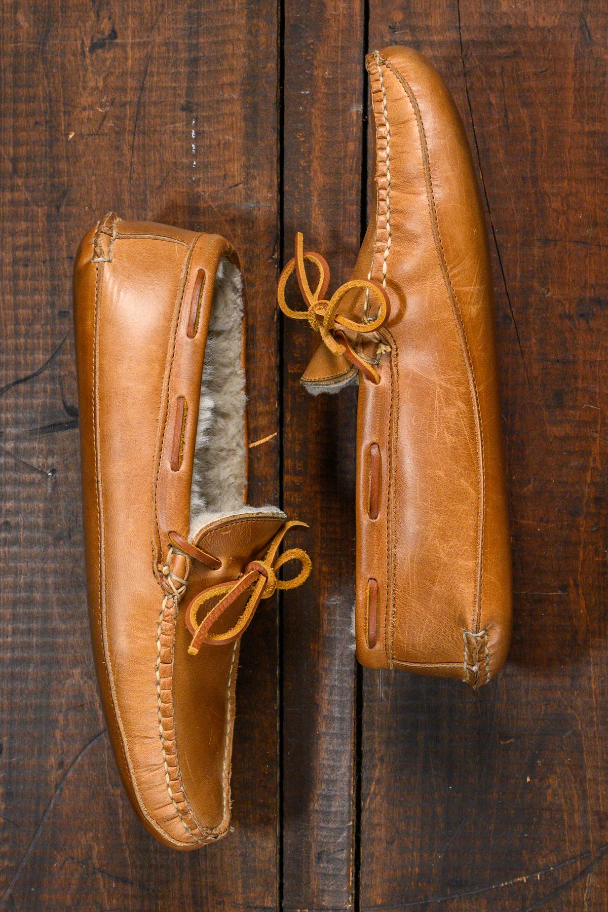 Photo by CarmineJackLeather on January 5, 2025 of the Oak Street Bootmakers Shearling House Moc in Horween Natural Chromexcel.