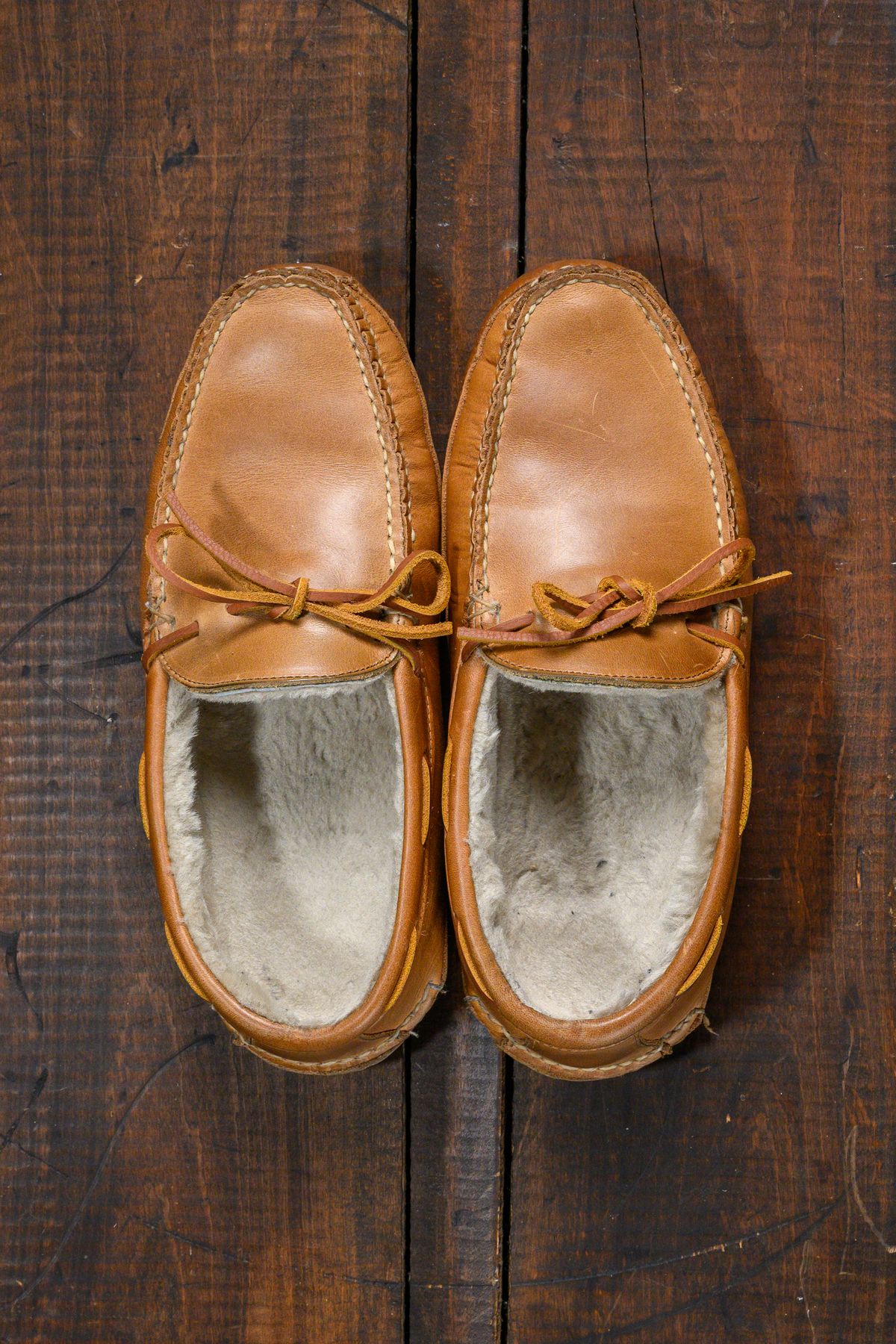 Photo by CarmineJackLeather on January 5, 2025 of the Oak Street Bootmakers Shearling House Moc in Horween Natural Chromexcel.