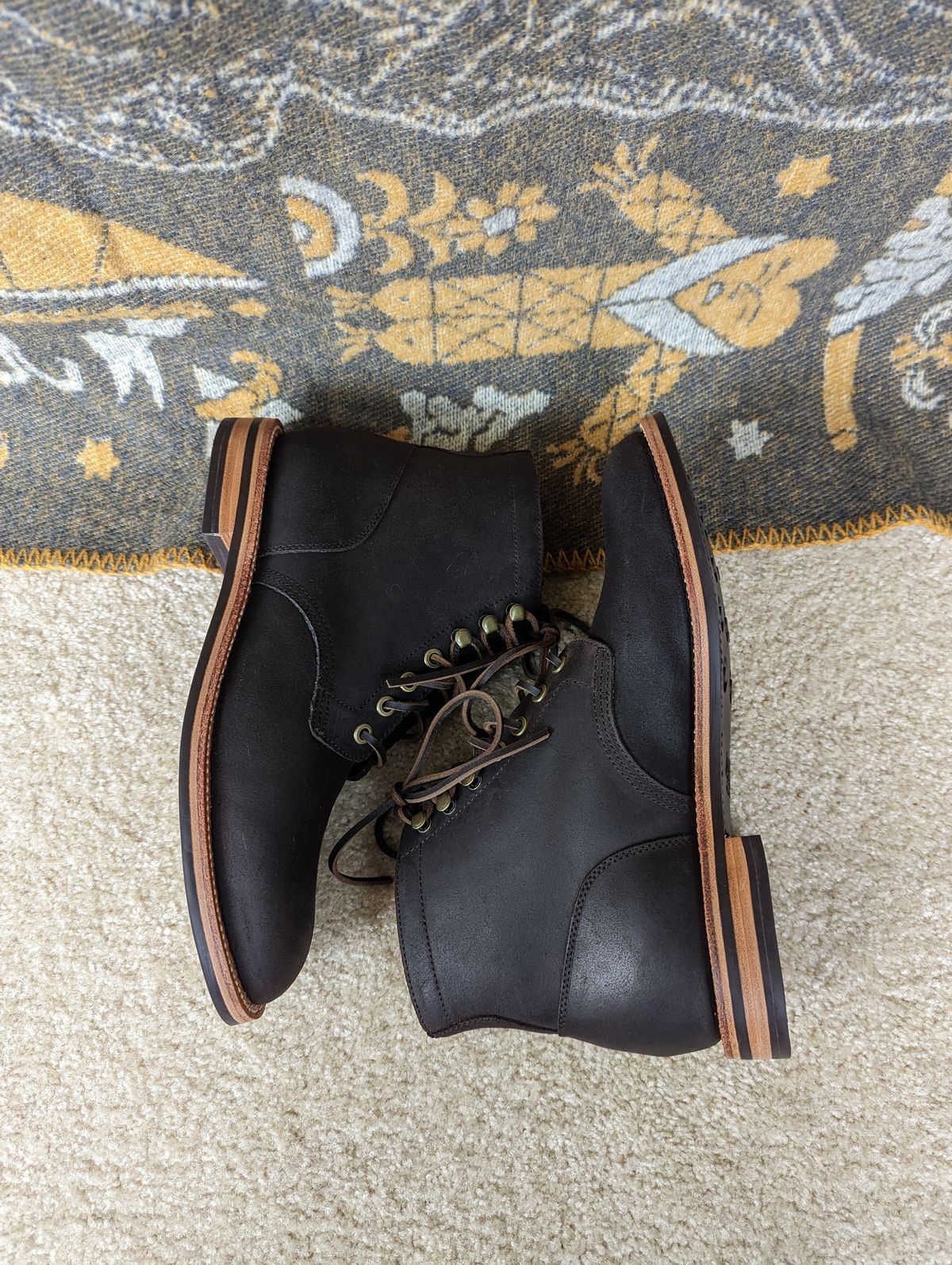 Photo by unofficiallegends on October 1, 2022 of the Grant Stone Diesel Boot in C.F. Stead Earth Waxy Commander Suede.