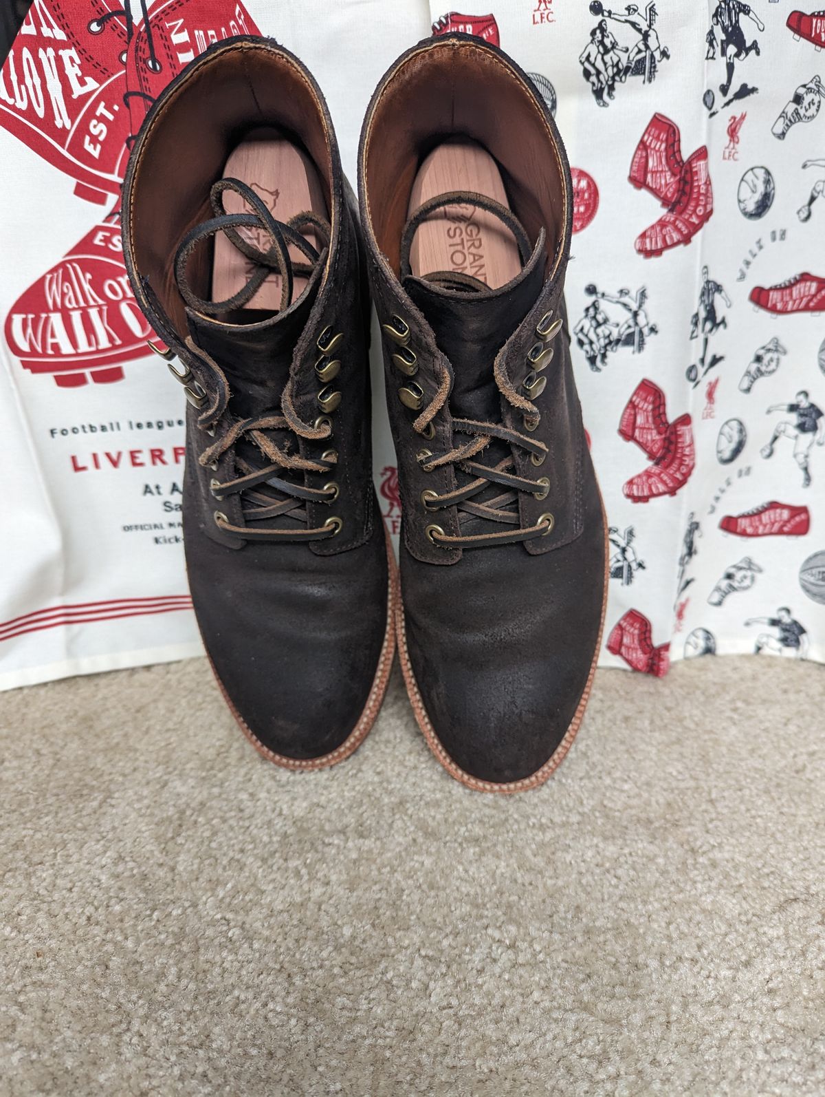 Photo by unofficiallegends on January 2, 2023 of the Grant Stone Diesel Boot in C.F. Stead Earth Waxy Commander Suede.