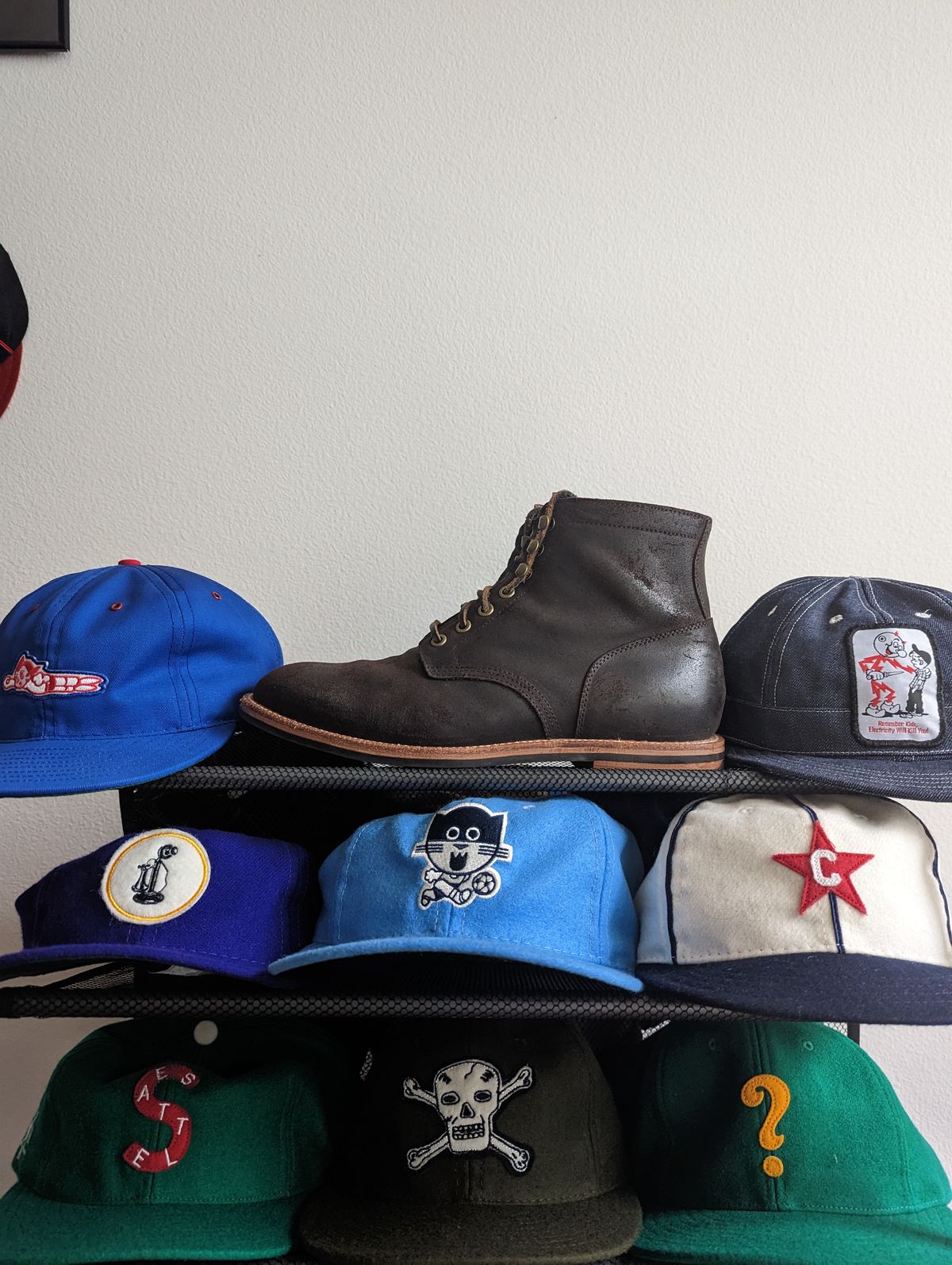 Photo by unofficiallegends on February 1, 2023 of the Grant Stone Diesel Boot in C.F. Stead Earth Waxy Commander Suede.