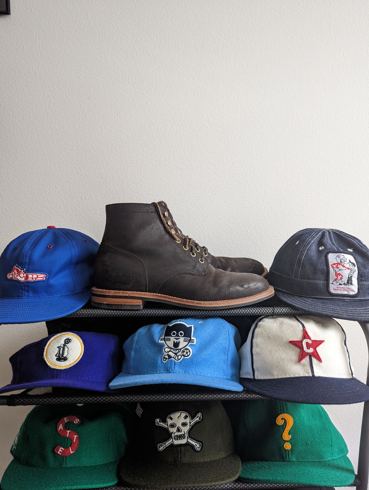 Photo by unofficiallegends on February 1, 2023 of the Grant Stone Diesel Boot in C.F. Stead Earth Waxy Commander Suede.