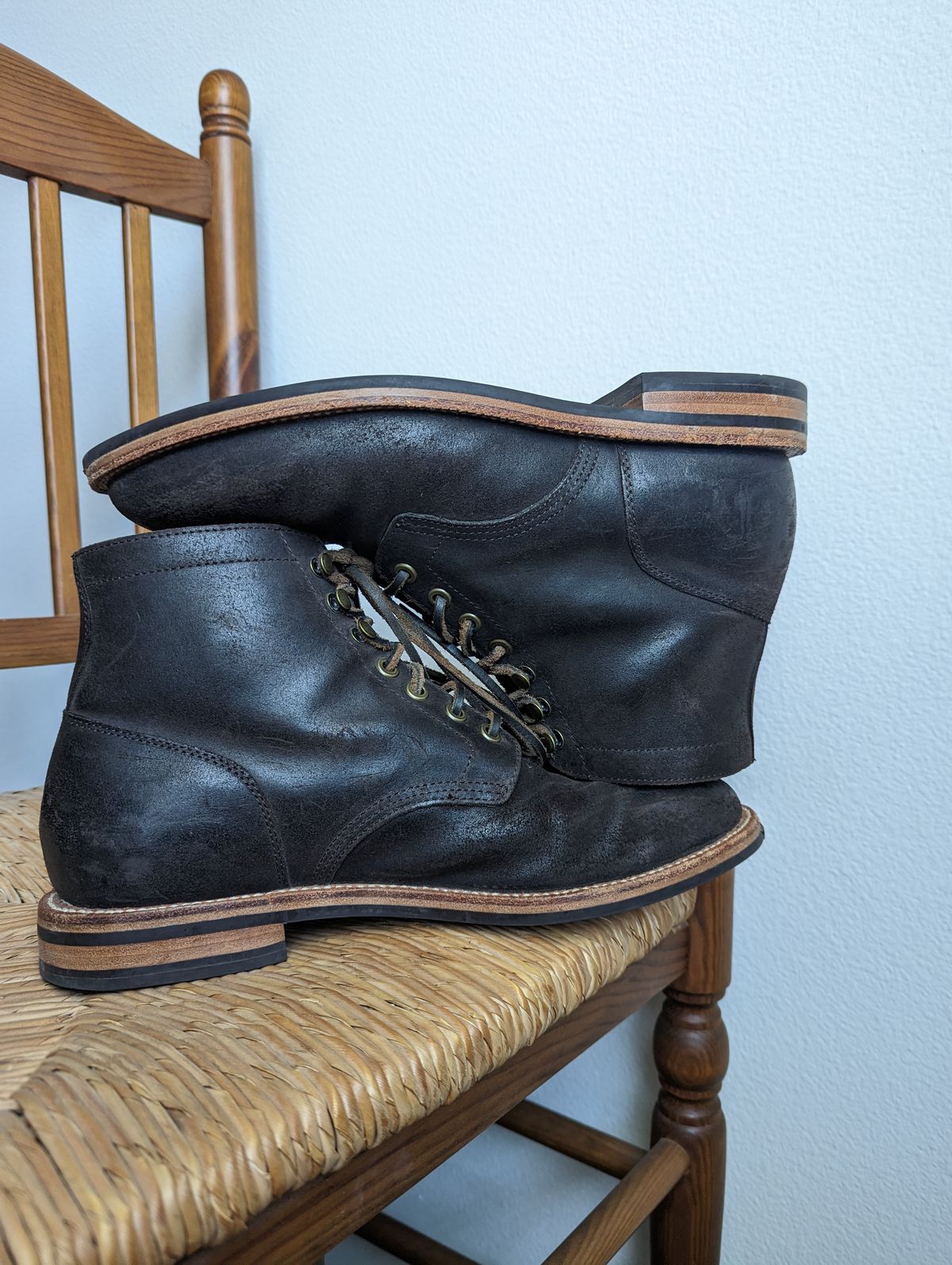 Photo by unofficiallegends on April 2, 2023 of the Grant Stone Diesel Boot in C.F. Stead Earth Waxy Commander Suede.