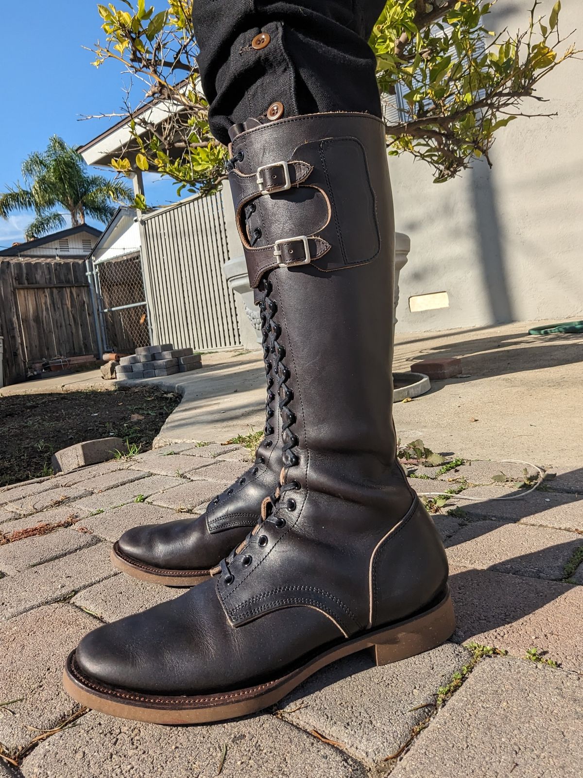 Photo by unofficiallegends on January 2, 2024 of the Clinch x Black Sign Transcontinental in Degermann Black Gustave Cowhide.