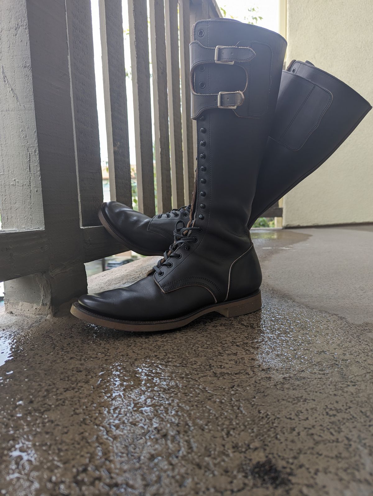 Photo by unofficiallegends on February 3, 2024 of the Clinch x Black Sign Transcontinental in Degermann Black Gustave Cowhide.