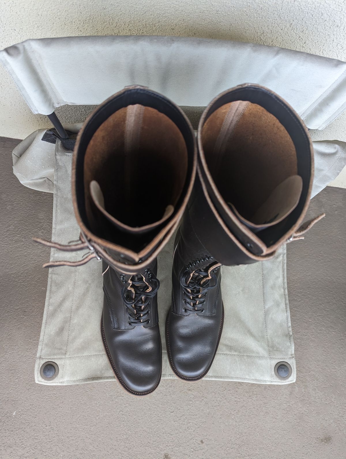 Photo by unofficiallegends on February 3, 2024 of the Clinch x Black Sign Transcontinental in Degermann Black Gustave Cowhide.