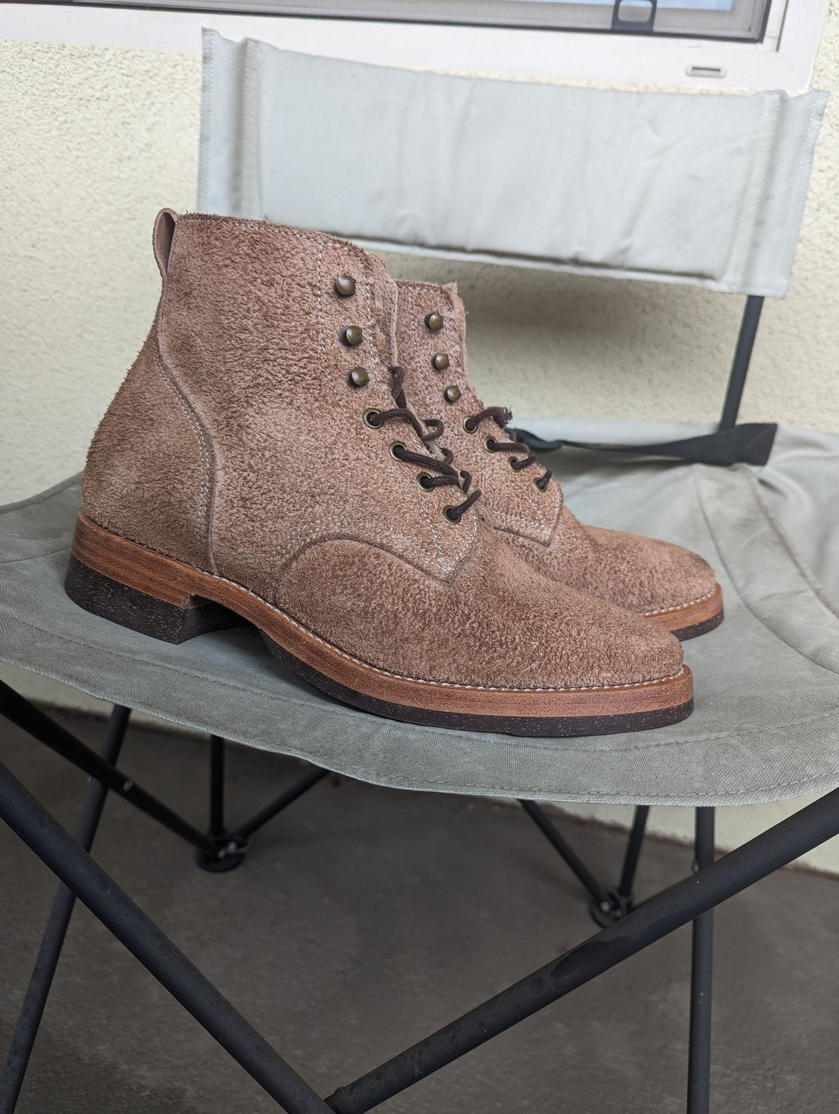 Photo by unofficiallegends on February 1, 2024 of the Jakkrabbits Officer Boots in Heritage Natural Vegetable Tanned Roughout.