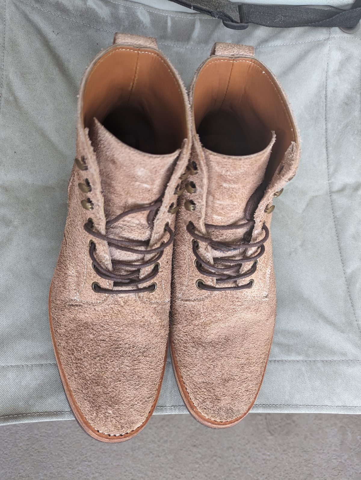 Photo by unofficiallegends on February 1, 2024 of the Jakkrabbits Officer Boots in Heritage Natural Vegetable Tanned Roughout.