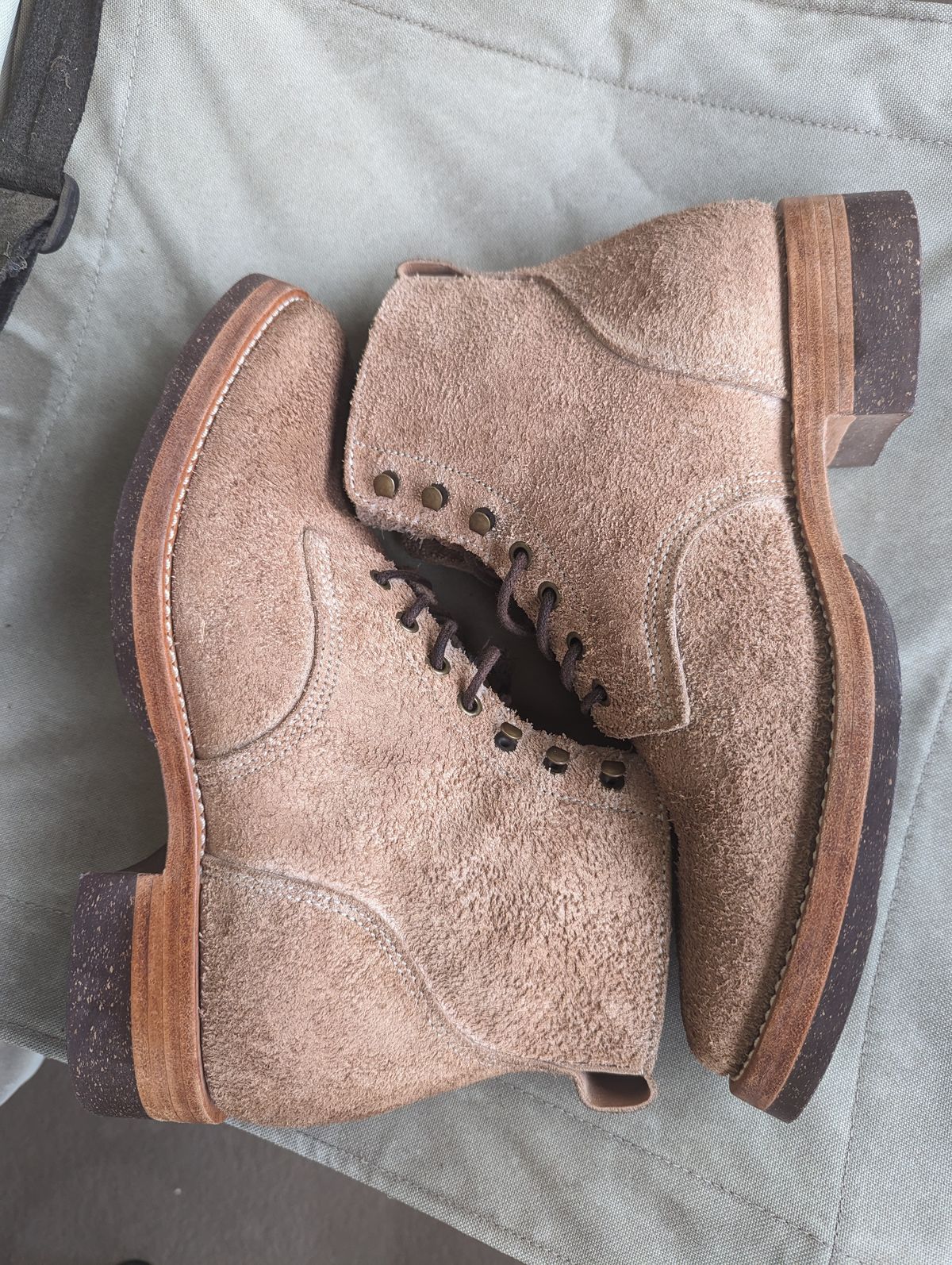 Photo by unofficiallegends on February 1, 2024 of the Jakkrabbits Officer Boots in Heritage Natural Vegetable Tanned Roughout.