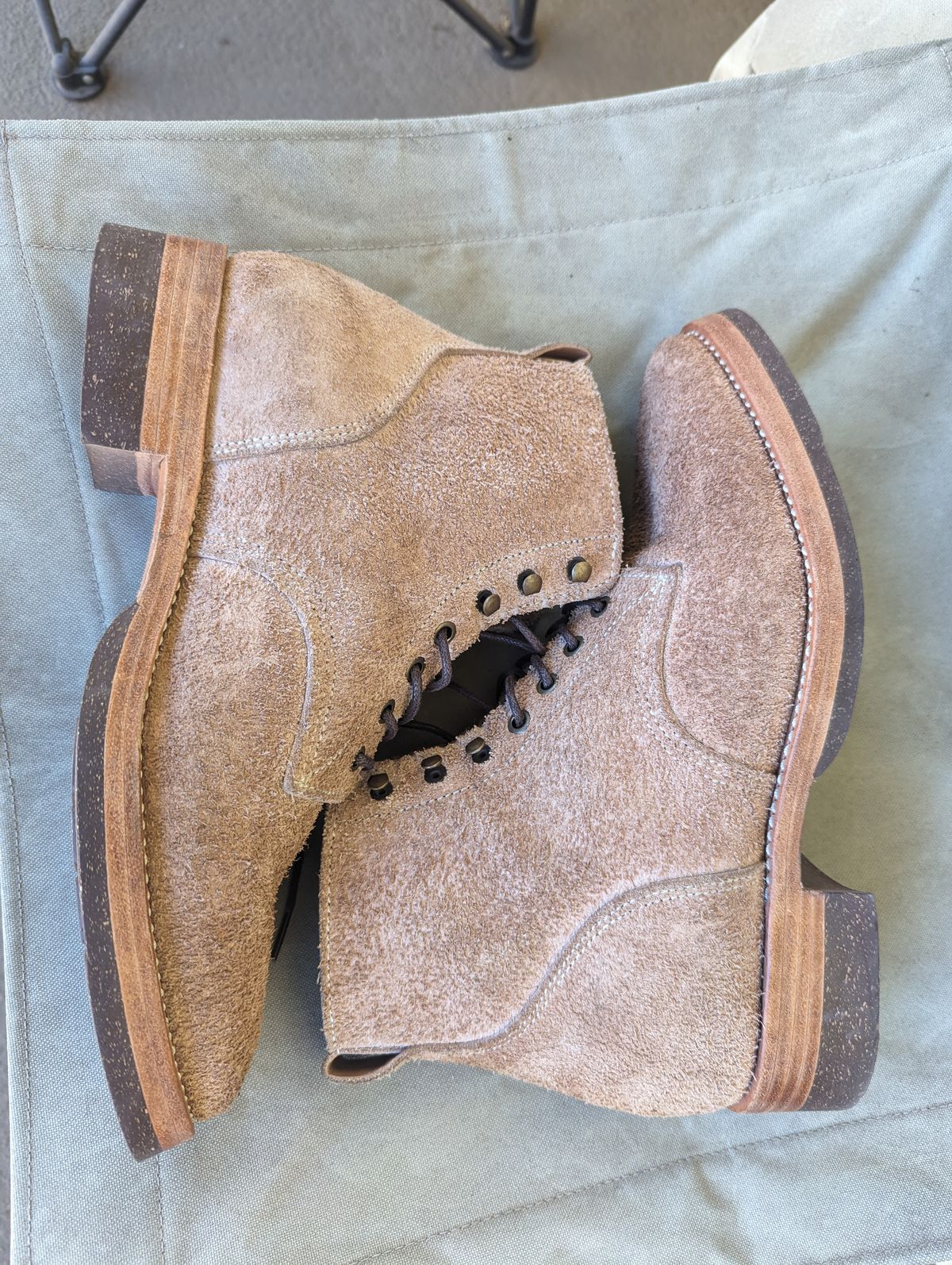 Photo by unofficiallegends on March 1, 2024 of the Jakkrabbits Officer Boots in Heritage Natural Vegetable Tanned Roughout.