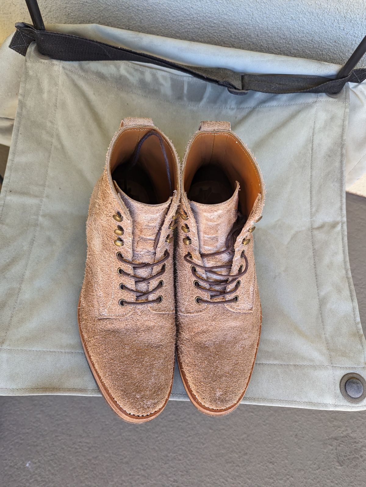 Photo by unofficiallegends on April 3, 2024 of the Jakkrabbits Officer Boots in Heritage Natural Vegetable Tanned Roughout.