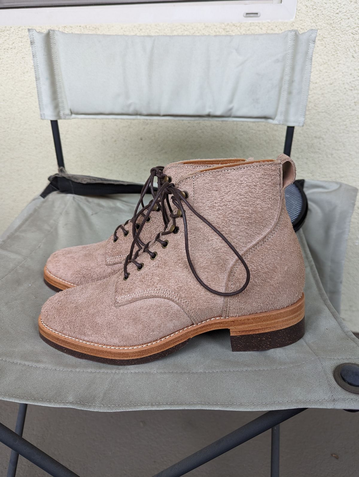 Photo by unofficiallegends on October 1, 2023 of the Jakkrabbits Officer Boots in Heritage Natural Vegetable Tanned Roughout.