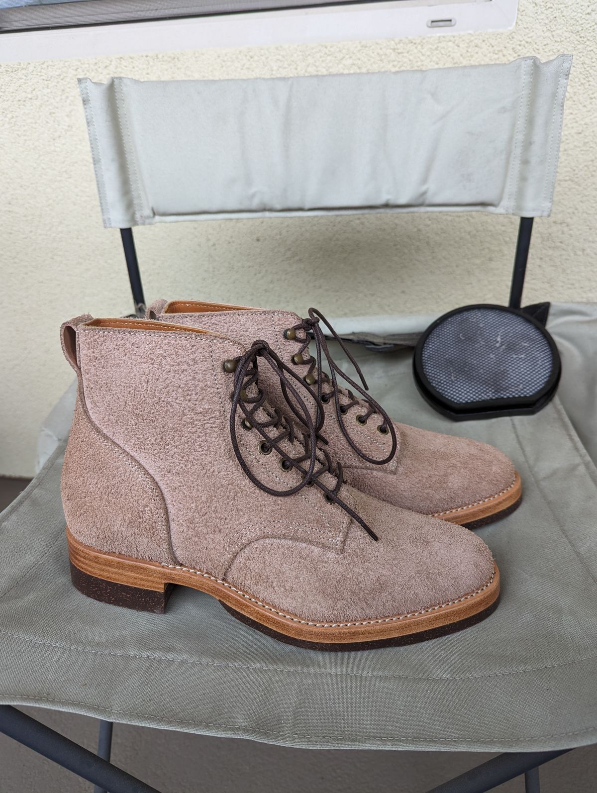 Photo by unofficiallegends on October 1, 2023 of the Jakkrabbits Officer Boots in Heritage Natural Vegetable Tanned Roughout.