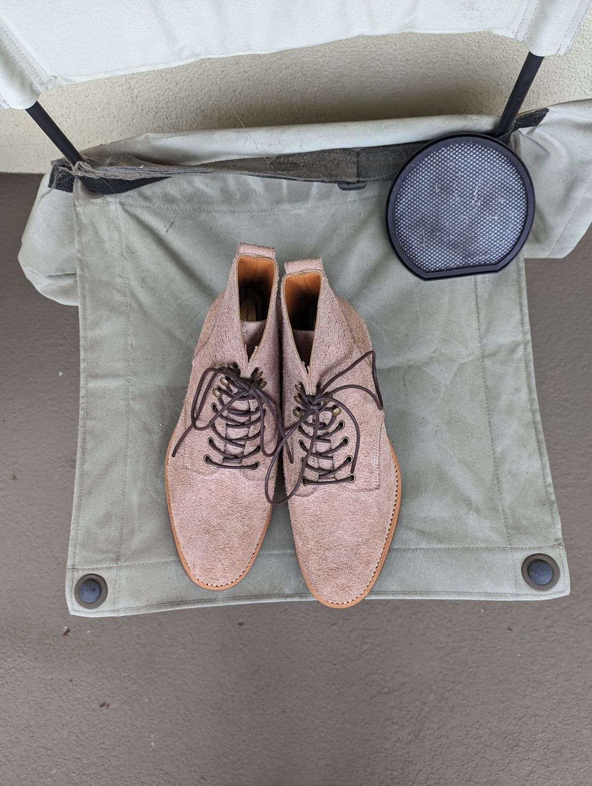 Photo by unofficiallegends on October 1, 2023 of the Jakkrabbits Officer Boots in Heritage Natural Vegetable Tanned Roughout.