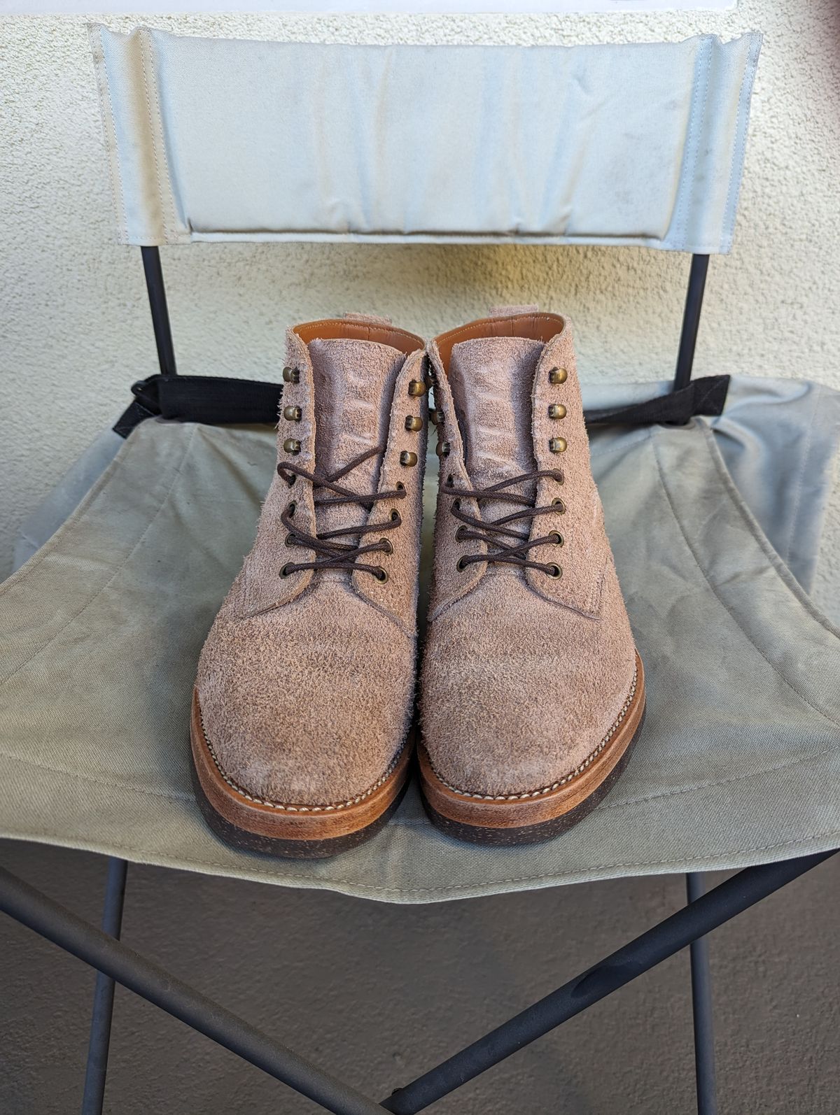 Photo by unofficiallegends on November 4, 2023 of the Jakkrabbits Officer Boots in Heritage Natural Vegetable Tanned Roughout.