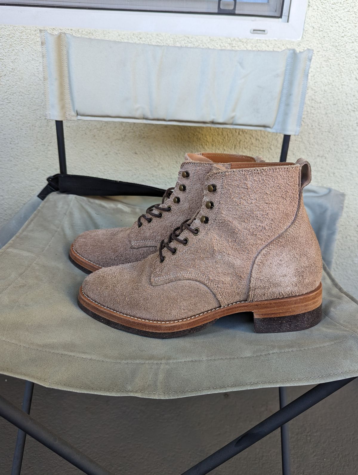 Photo by unofficiallegends on November 4, 2023 of the Jakkrabbits Officer Boots in Heritage Natural Vegetable Tanned Roughout.