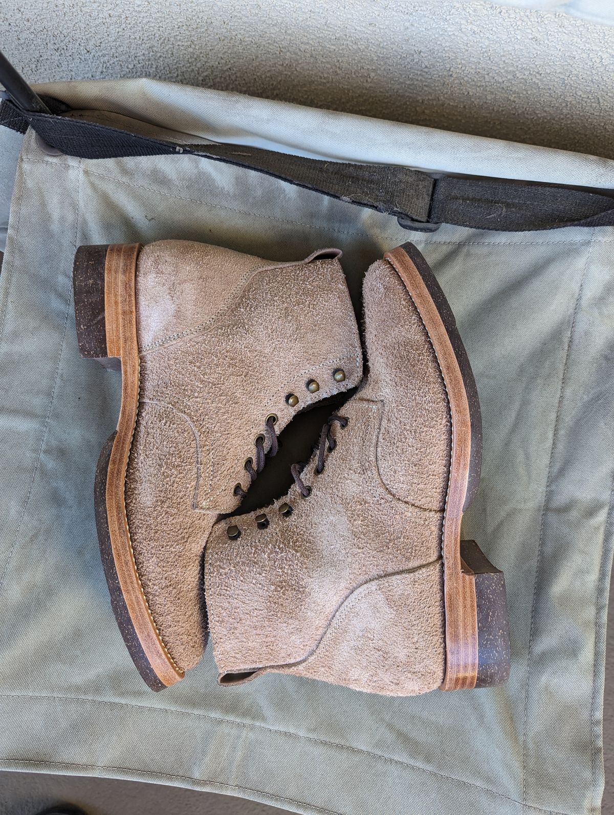 Photo by unofficiallegends on November 4, 2023 of the Jakkrabbits Officer Boots in Heritage Natural Vegetable Tanned Roughout.
