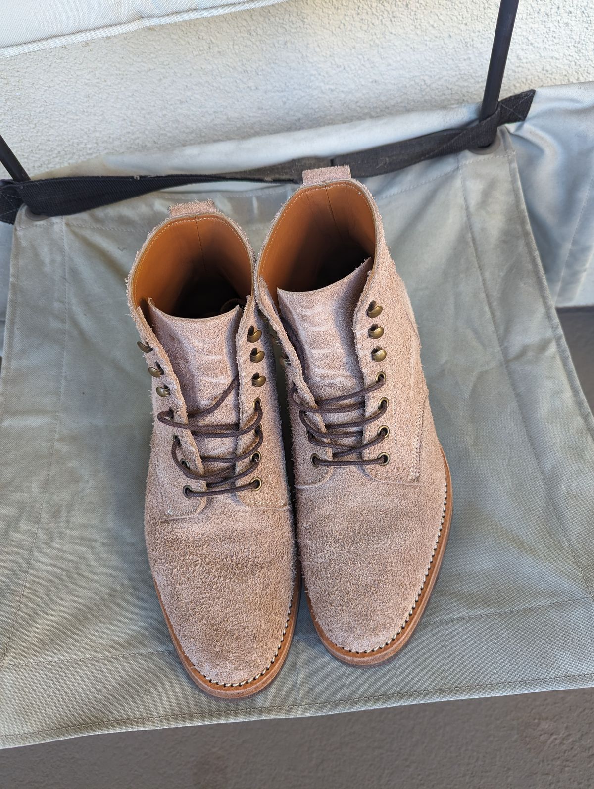 Photo by unofficiallegends on November 4, 2023 of the Jakkrabbits Officer Boots in Heritage Natural Vegetable Tanned Roughout.
