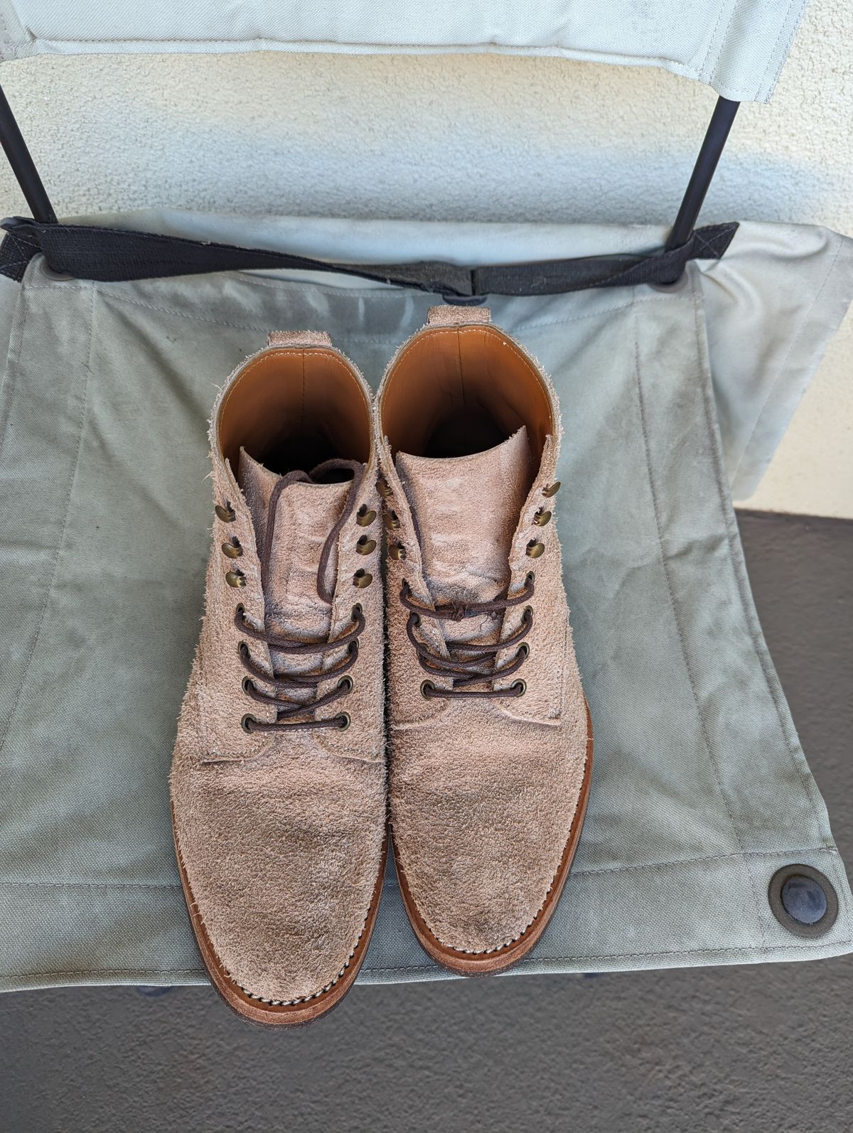 Photo by unofficiallegends on January 2, 2024 of the Jakkrabbits Officer Boots in Heritage Natural Vegetable Tanned Roughout.