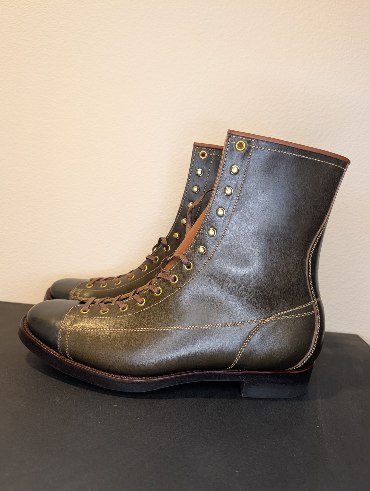 Photo by unofficiallegends on October 5, 2025 of the Clinch Gary Boots in Clinch / Green-Overdyed Horsebutt.