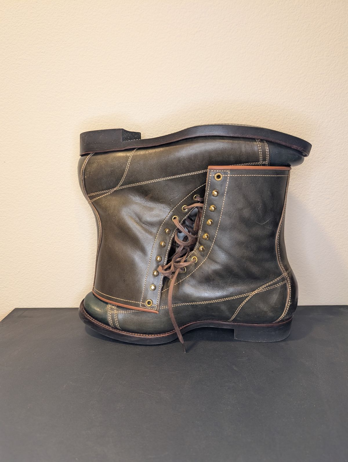 Photo by unofficiallegends on December 5, 2025 of the Clinch Gary Boots in Clinch / Green-Overdyed Horsebutt.