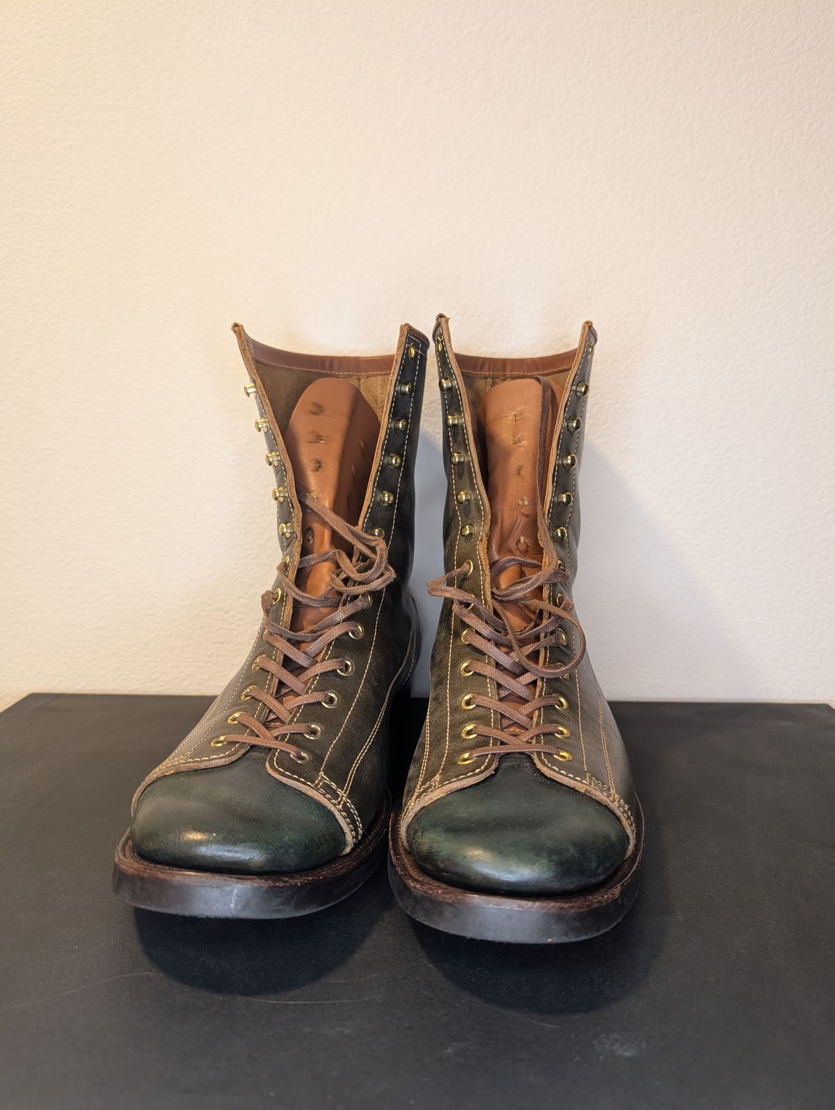 Photo by unofficiallegends on January 4, 2026 of the Clinch Gary Boots in Clinch / Green-Overdyed Horsebutt.