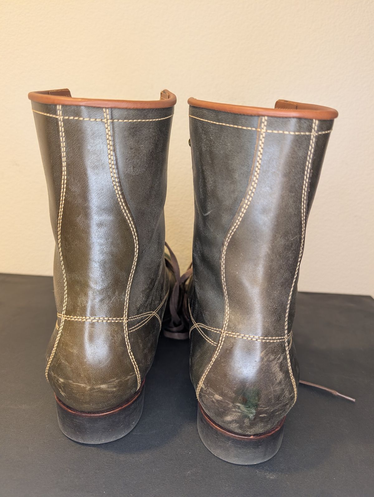 Photo by unofficiallegends on February 5, 2026 of the Clinch Gary Boots in Clinch / Green-Overdyed Horsebutt.