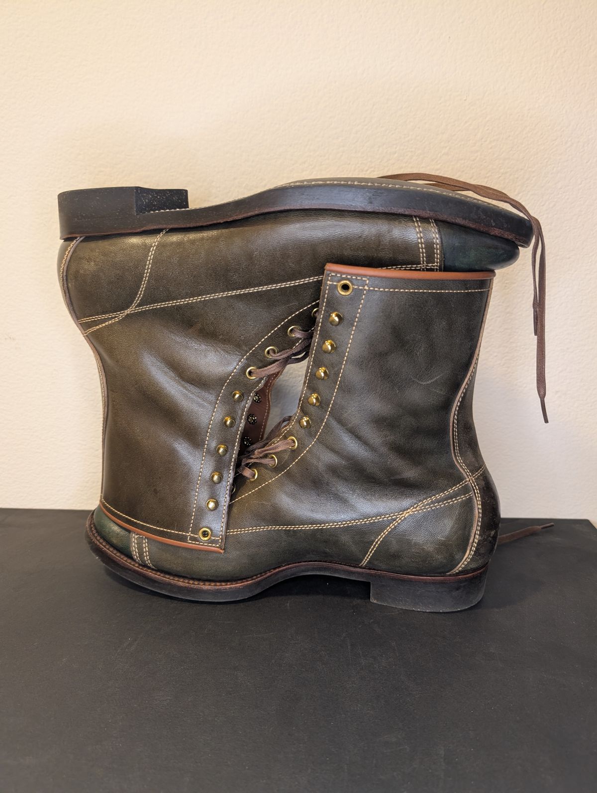 Photo by unofficiallegends on February 5, 2026 of the Clinch Gary Boots in Clinch / Green-Overdyed Horsebutt.