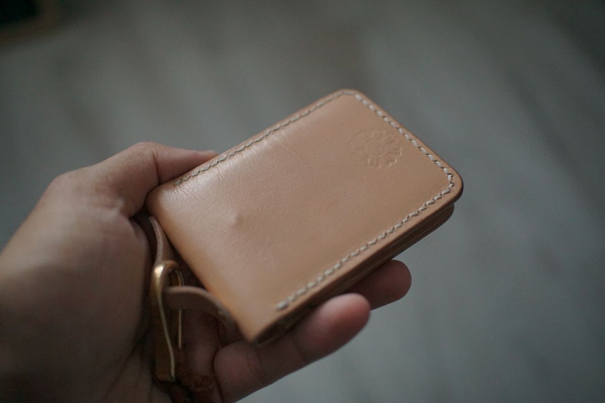 Photo by litespeedd on February 3, 2026 of the Black Lotus Leather Custom Card Case in Korba Buffalo Calf Natural.