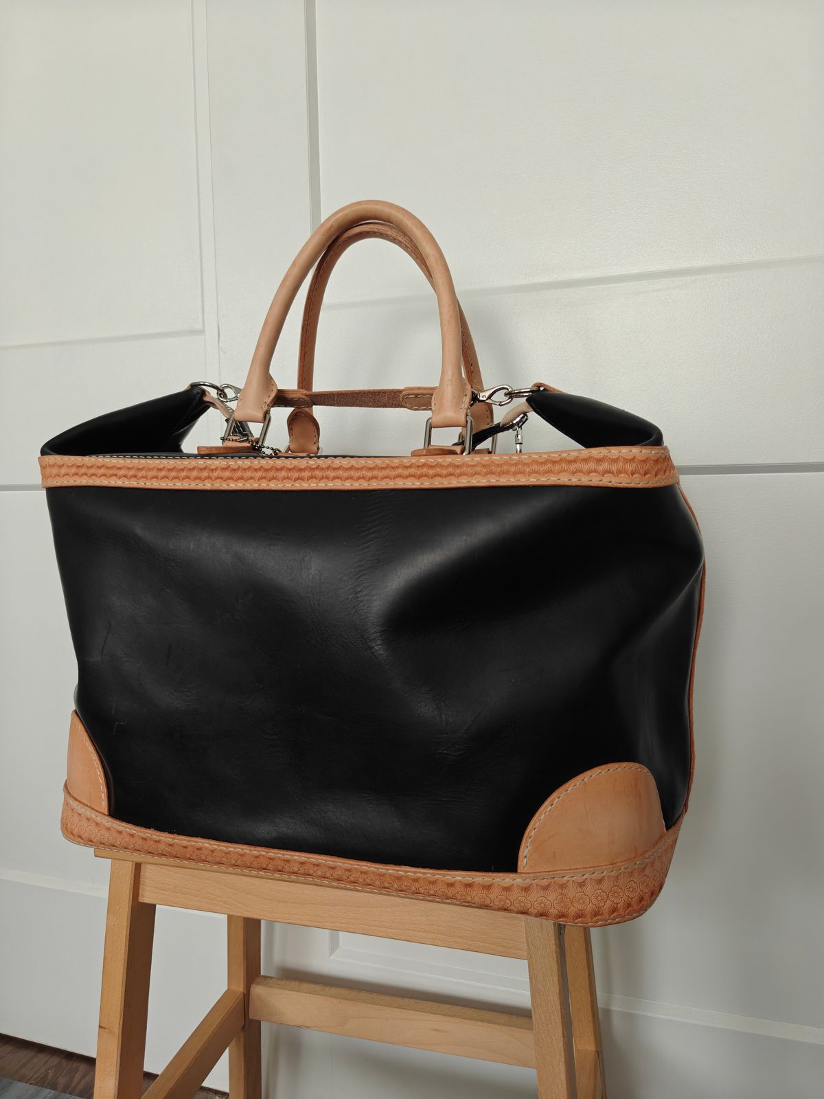 Photo by litespeedd on August 13, 2025 of the Black Lotus Leather Travel Bag in Weaver Natural Vegetable Tan Shoulder & La Bretagna Cowboy Black.