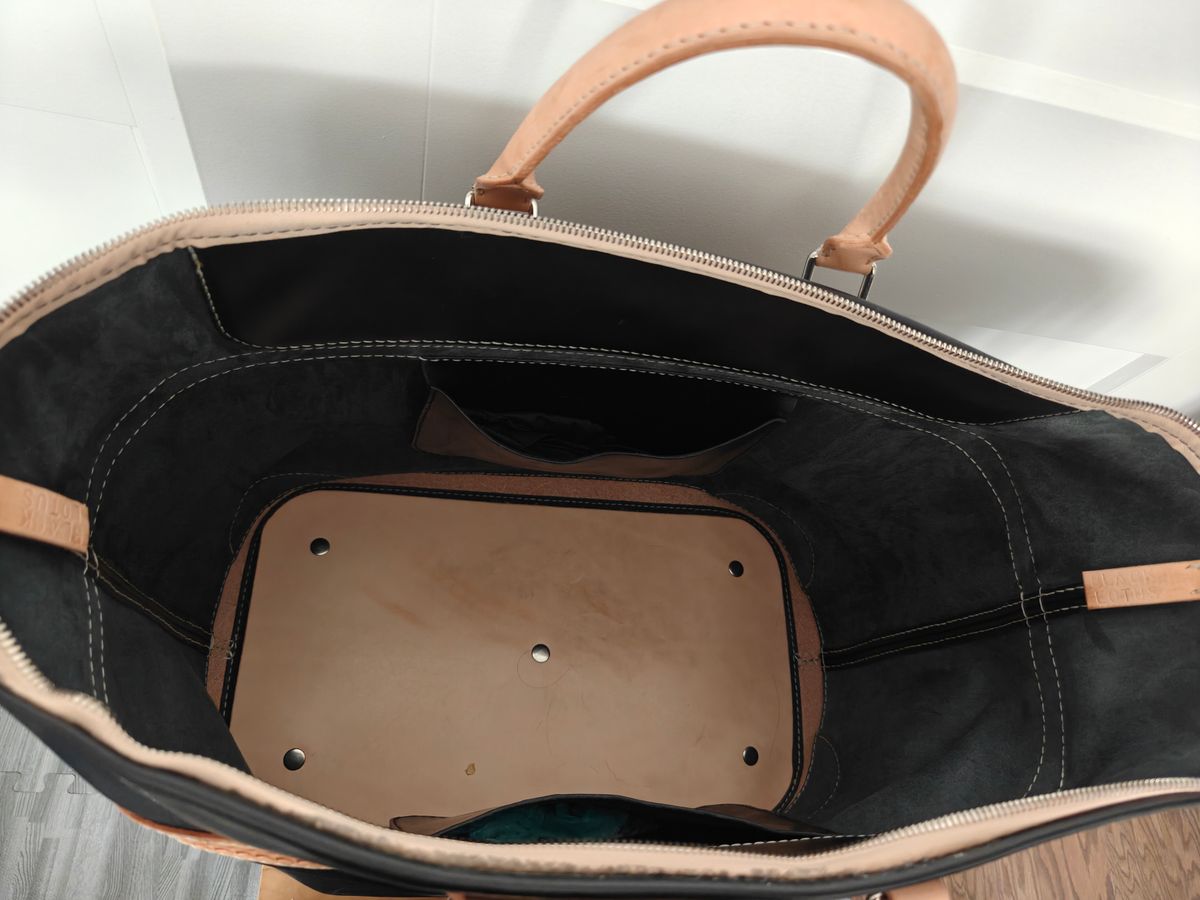 Photo by litespeedd on August 13, 2025 of the Black Lotus Leather Travel Bag in Weaver Natural Vegetable Tan Shoulder & La Bretagna Cowboy Black.