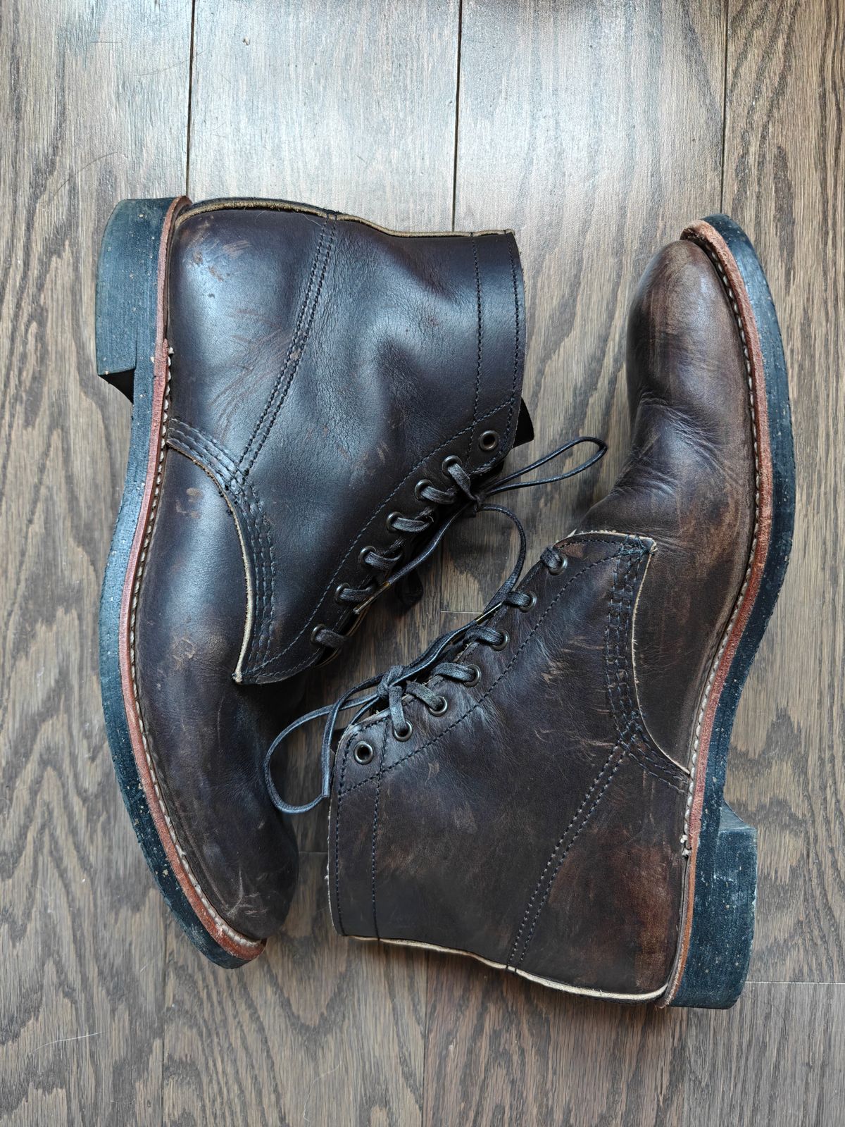 Photo by litespeedd on December 1, 2025 of the Red Wing 8061 Merchant in S.B. Foot Ebony Harness.