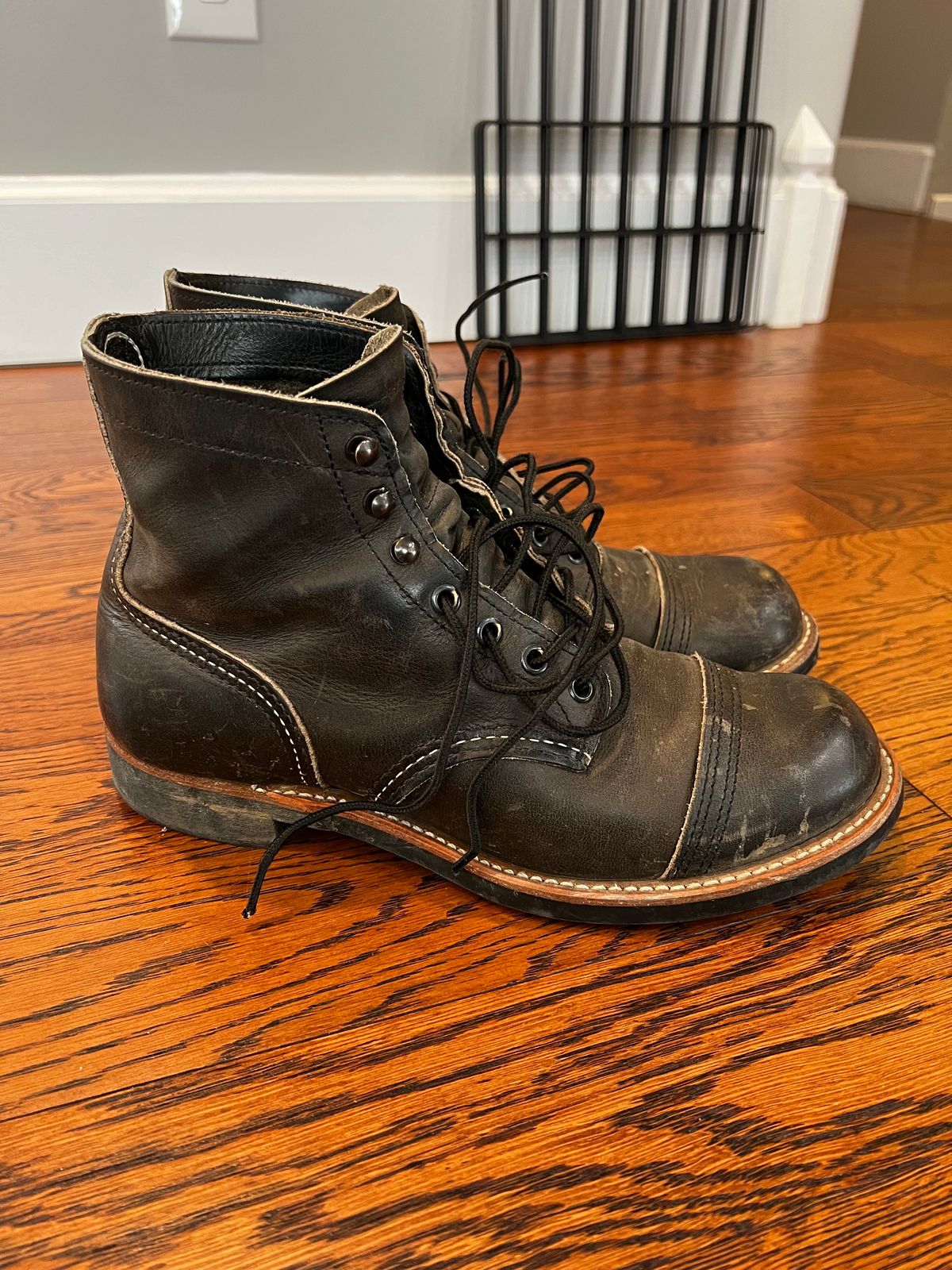 Photo by (deleted user) on February 4, 2024 of the Red Wing Iron Ranger in S.B. Foot Charcoal Rough and Tough.