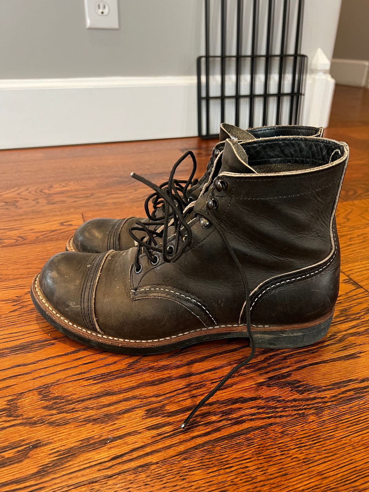 Photo by (deleted user) on February 4, 2024 of the Red Wing Iron Ranger in S.B. Foot Charcoal Rough and Tough.