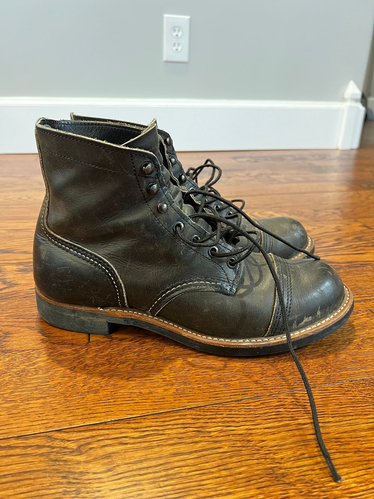 Photo by (deleted user) on March 5, 2024 of the Red Wing Iron Ranger in S.B. Foot Charcoal Rough and Tough.