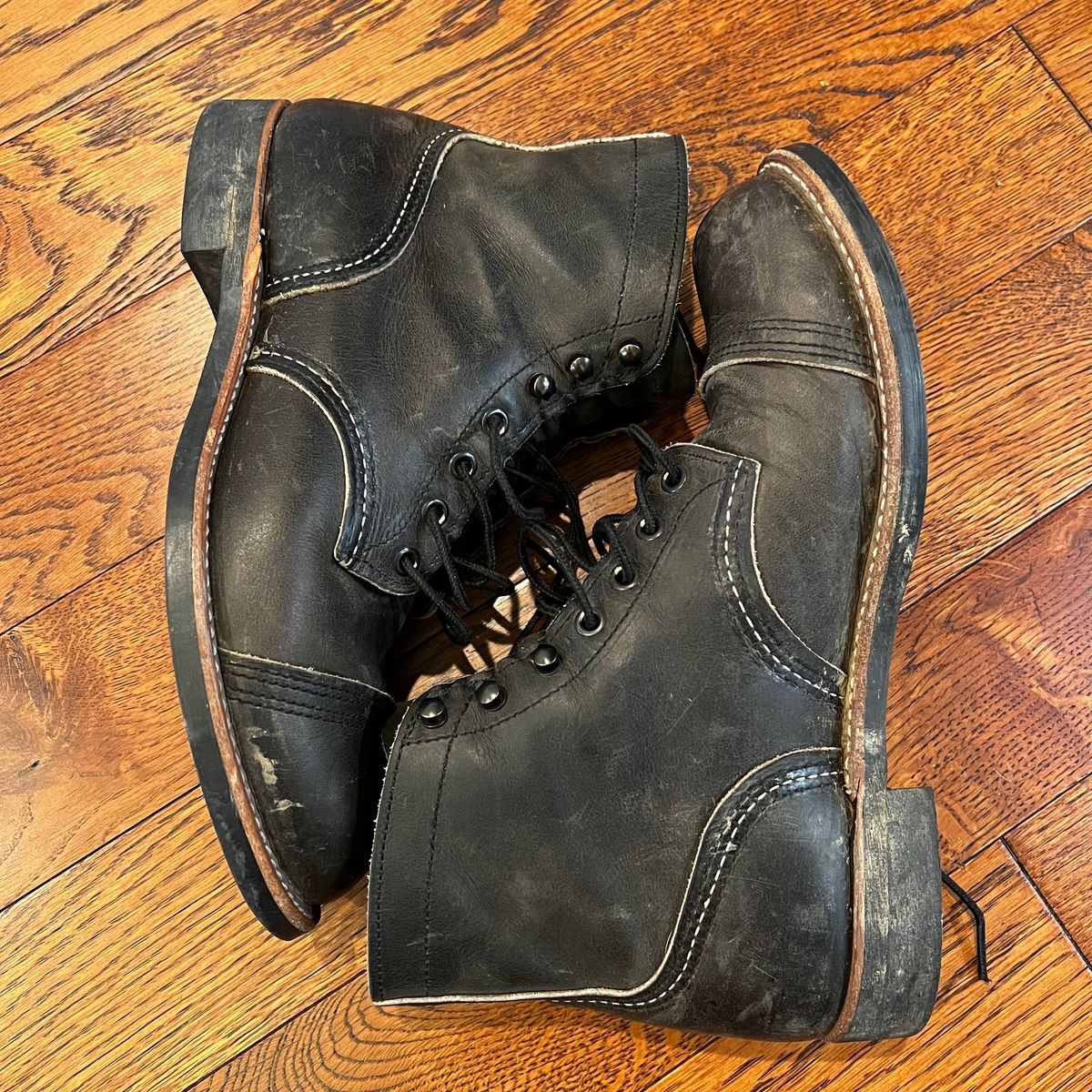 Photo by (deleted user) on March 5, 2024 of the Red Wing Iron Ranger in S.B. Foot Charcoal Rough and Tough.
