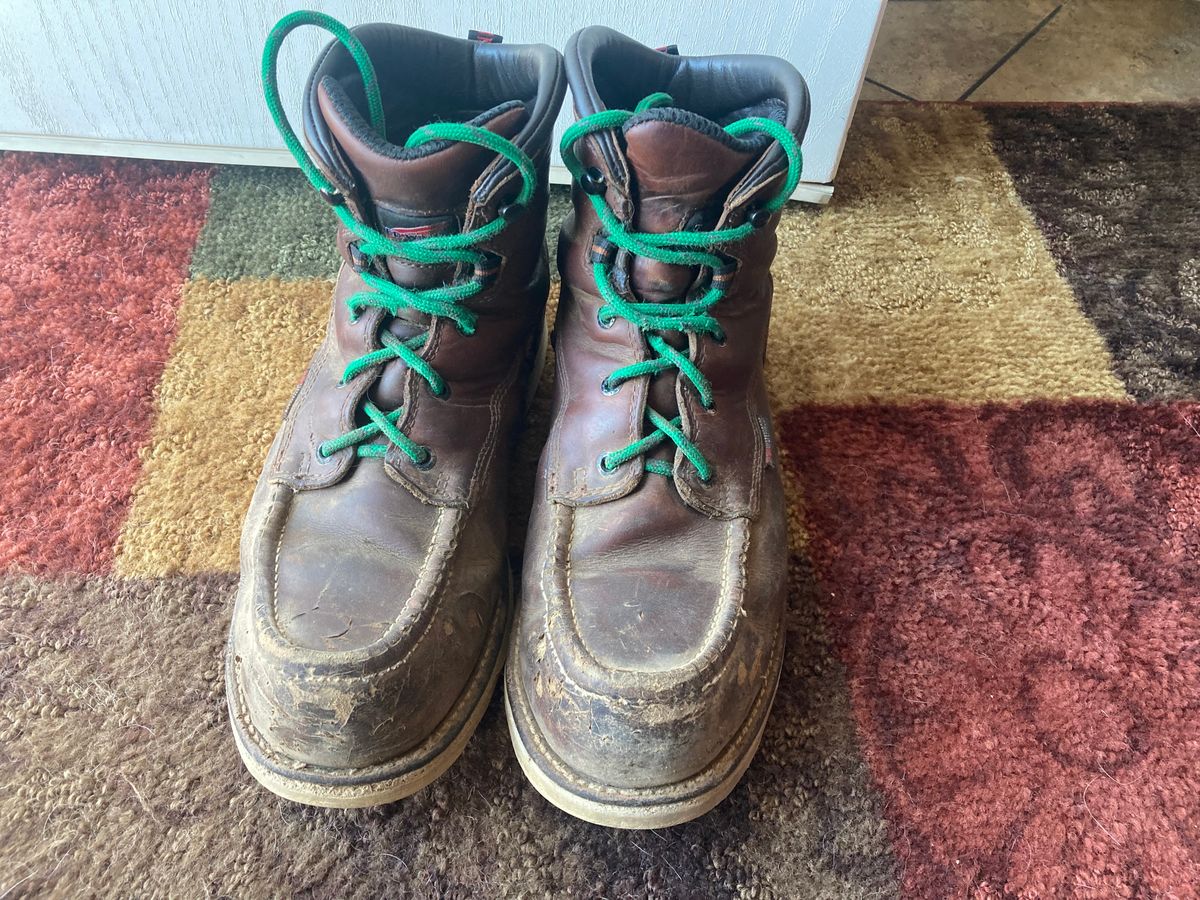 Photo by tozir on April 19, 2024 of the Red Wing 2415 Traction Tred in S.B. Foot Unknown Leather.