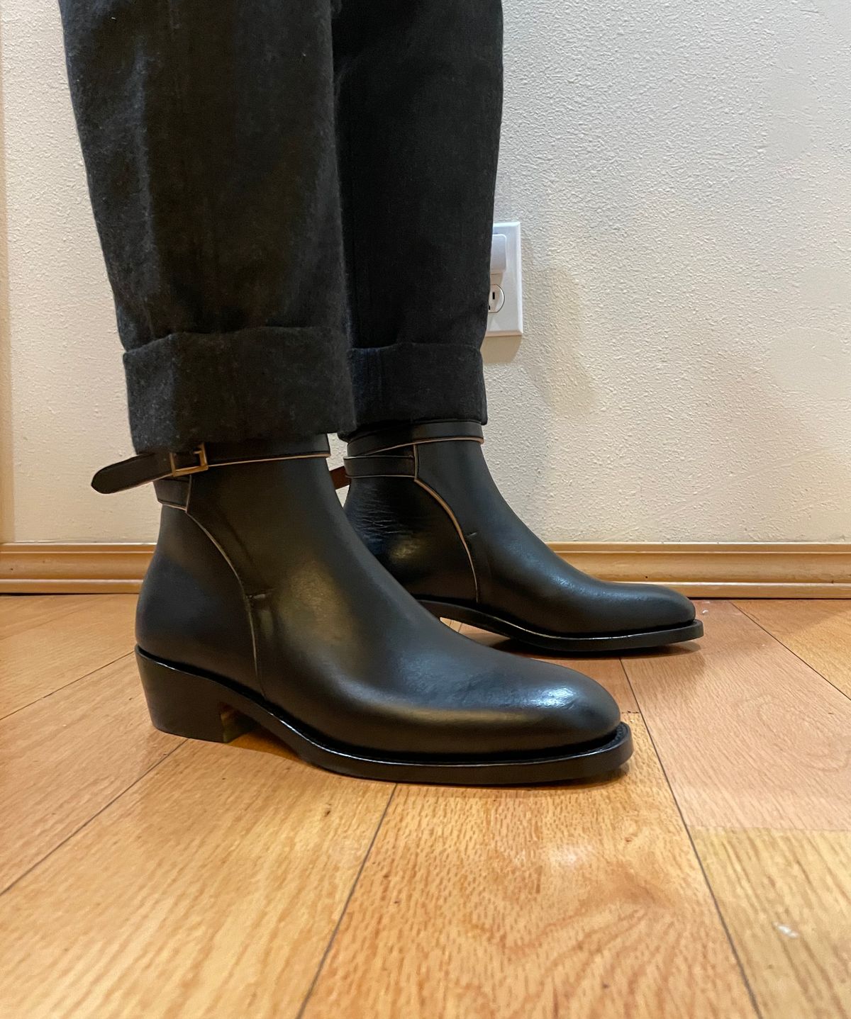 Photo by BoyOi on November 3, 2022 of the Benzein Jodhpur Boots in Maryam Toscanello Horsebutt Overdyed Black.