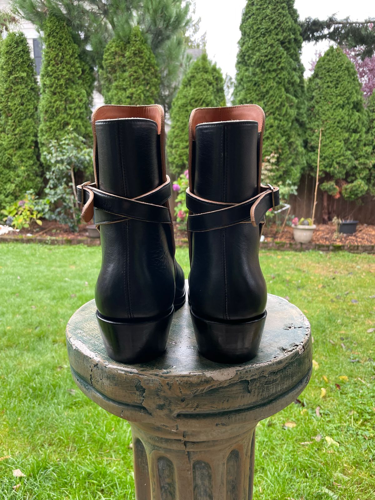 Photo by BoyOi on November 3, 2022 of the Benzein Jodhpur Boots in Maryam Toscanello Horsebutt Overdyed Black.