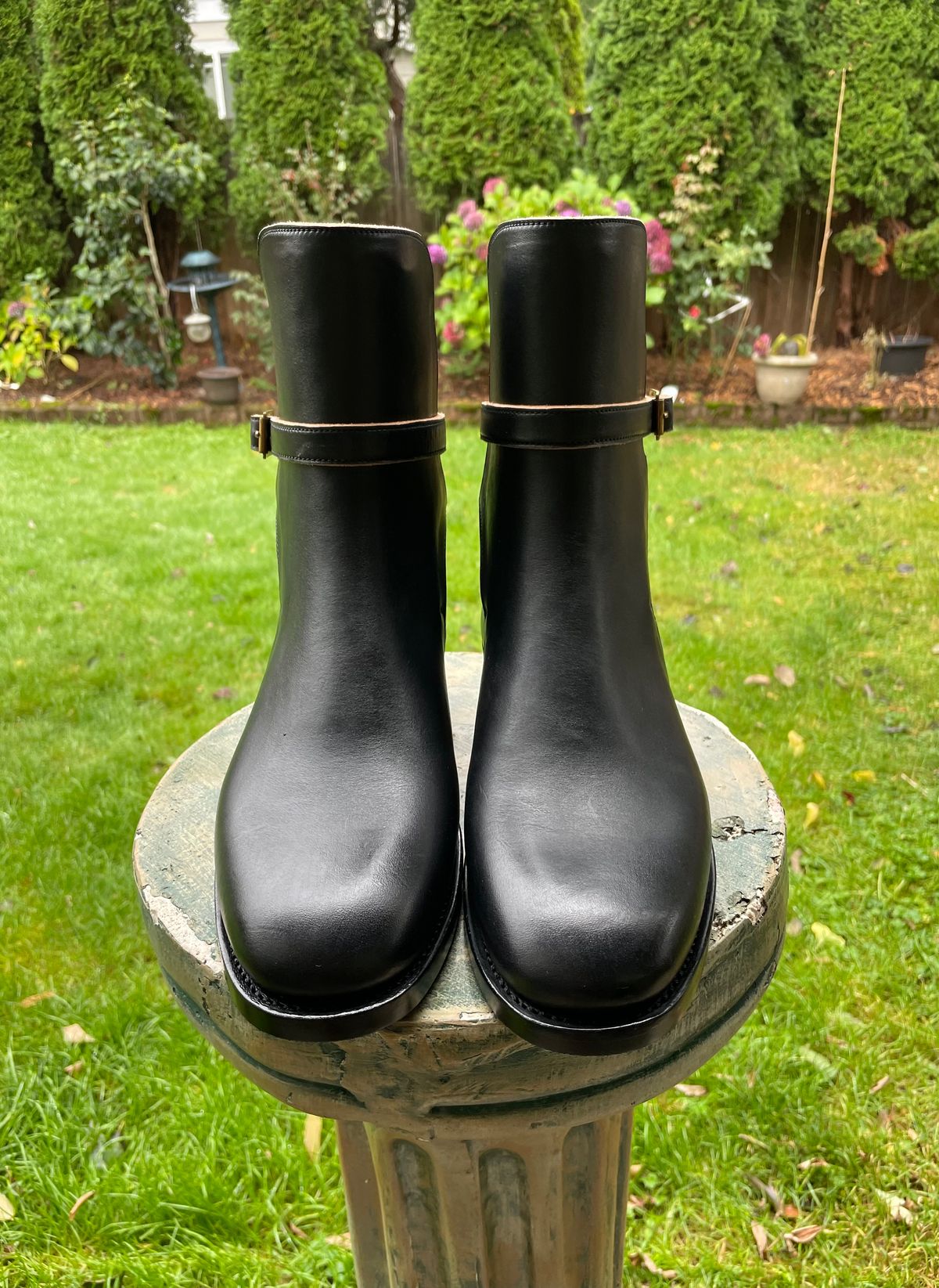 Photo by BoyOi on November 3, 2022 of the Benzein Jodhpur Boots in Maryam Toscanello Horsebutt Overdyed Black.
