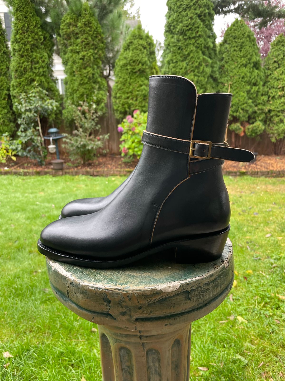 Photo by BoyOi on November 3, 2022 of the Benzein Jodhpur Boots in Maryam Toscanello Horsebutt Overdyed Black.