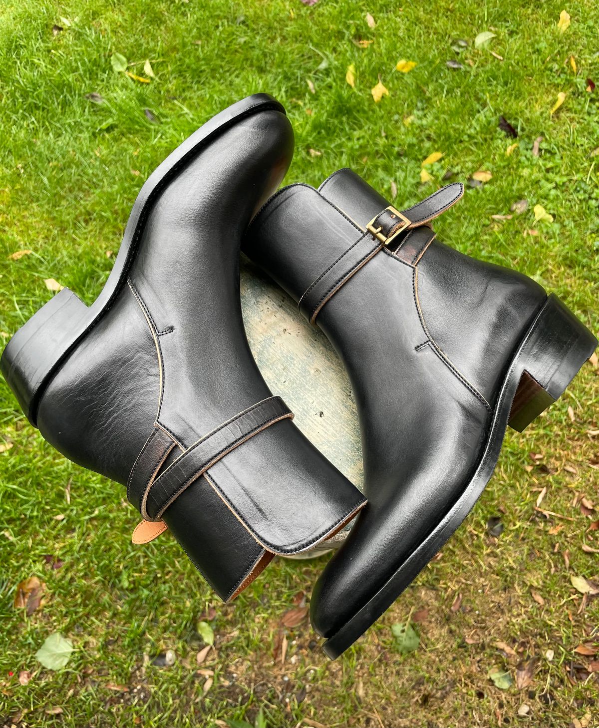 Photo by BoyOi on November 3, 2022 of the Benzein Jodhpur Boots in Maryam Toscanello Horsebutt Overdyed Black.