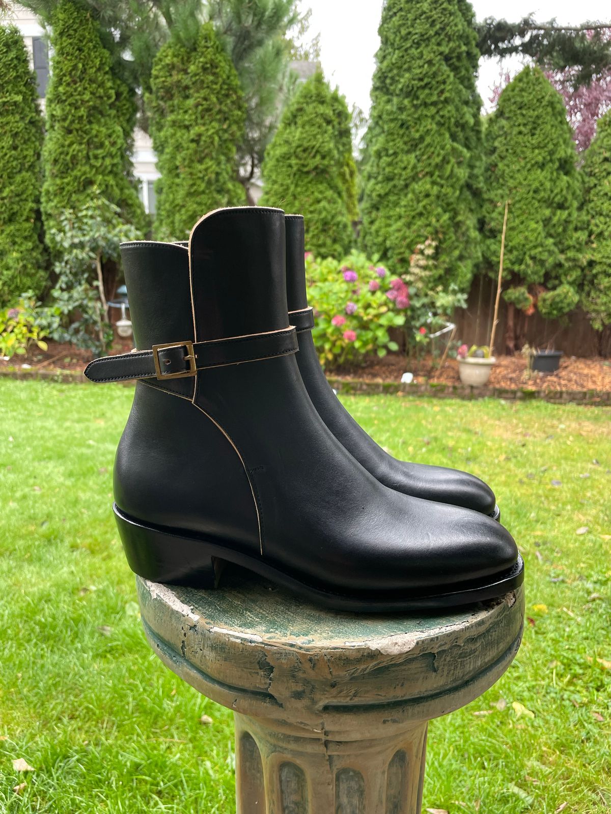 Photo by BoyOi on November 3, 2022 of the Benzein Jodhpur Boots in Maryam Toscanello Horsebutt Overdyed Black.