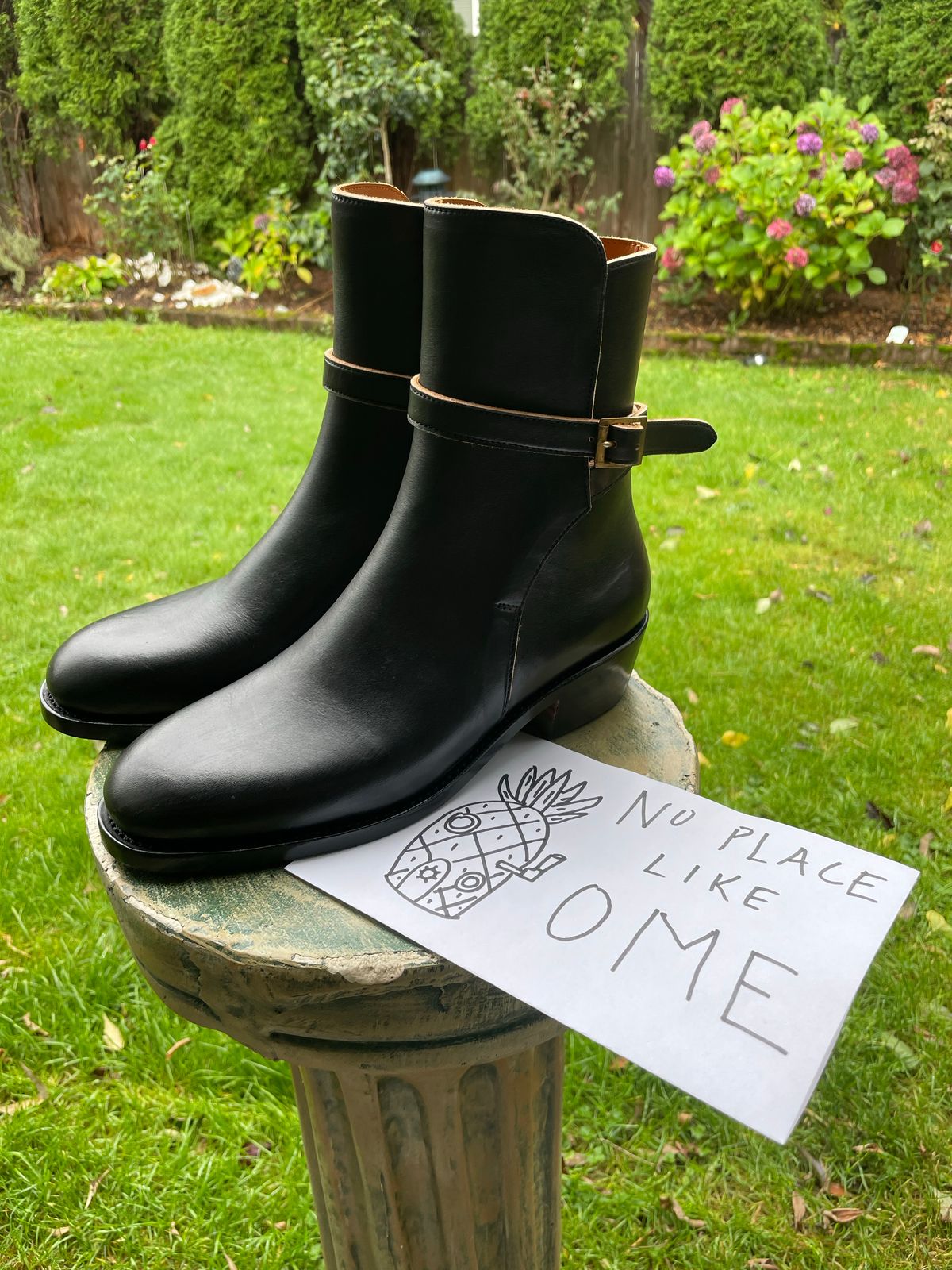 Photo by BoyOi on November 3, 2022 of the Benzein Jodhpur Boots in Maryam Toscanello Horsebutt Overdyed Black.